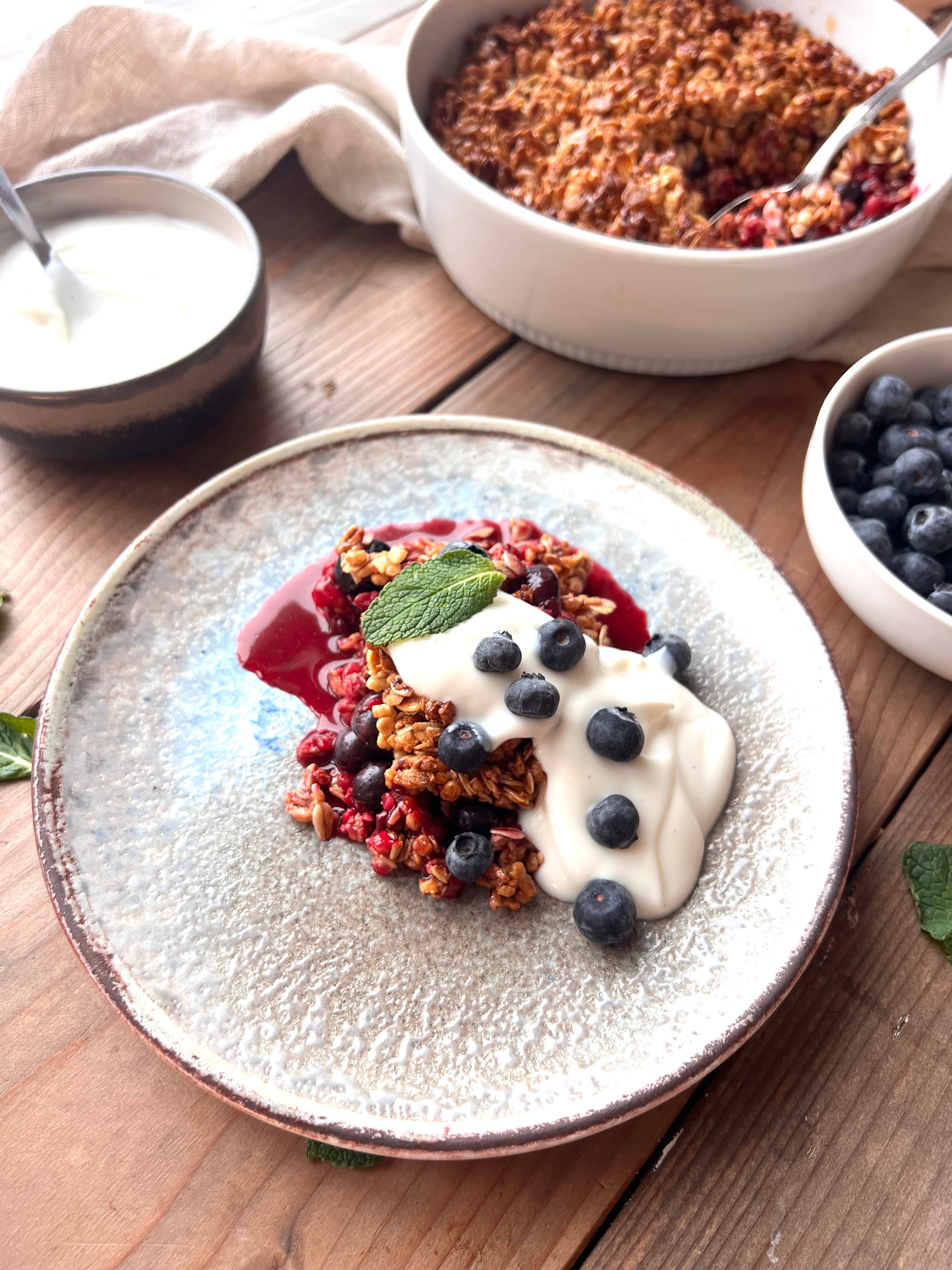 Bærtærte med crumble og skyr