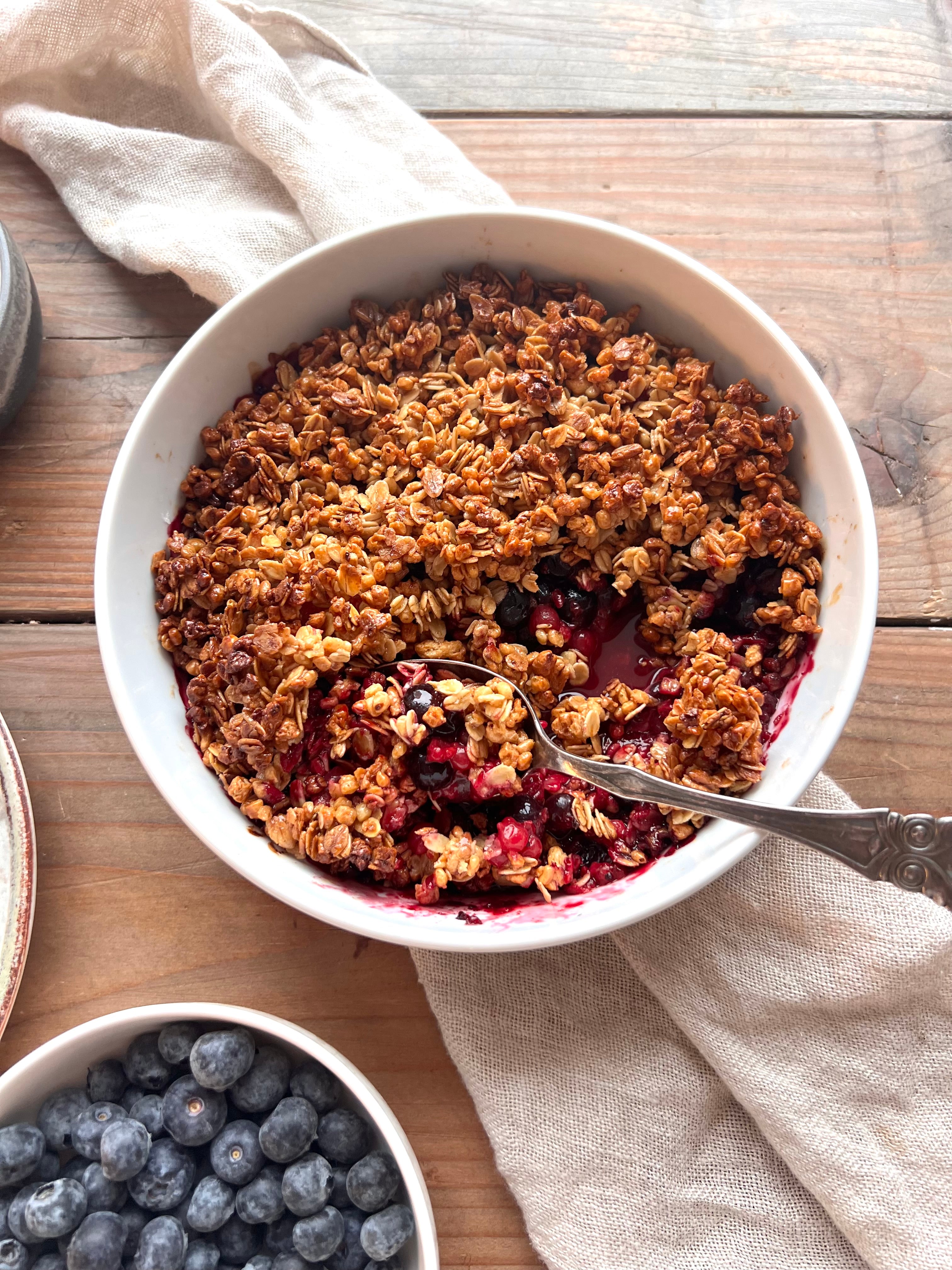 Bærtærte med crumble og skyr