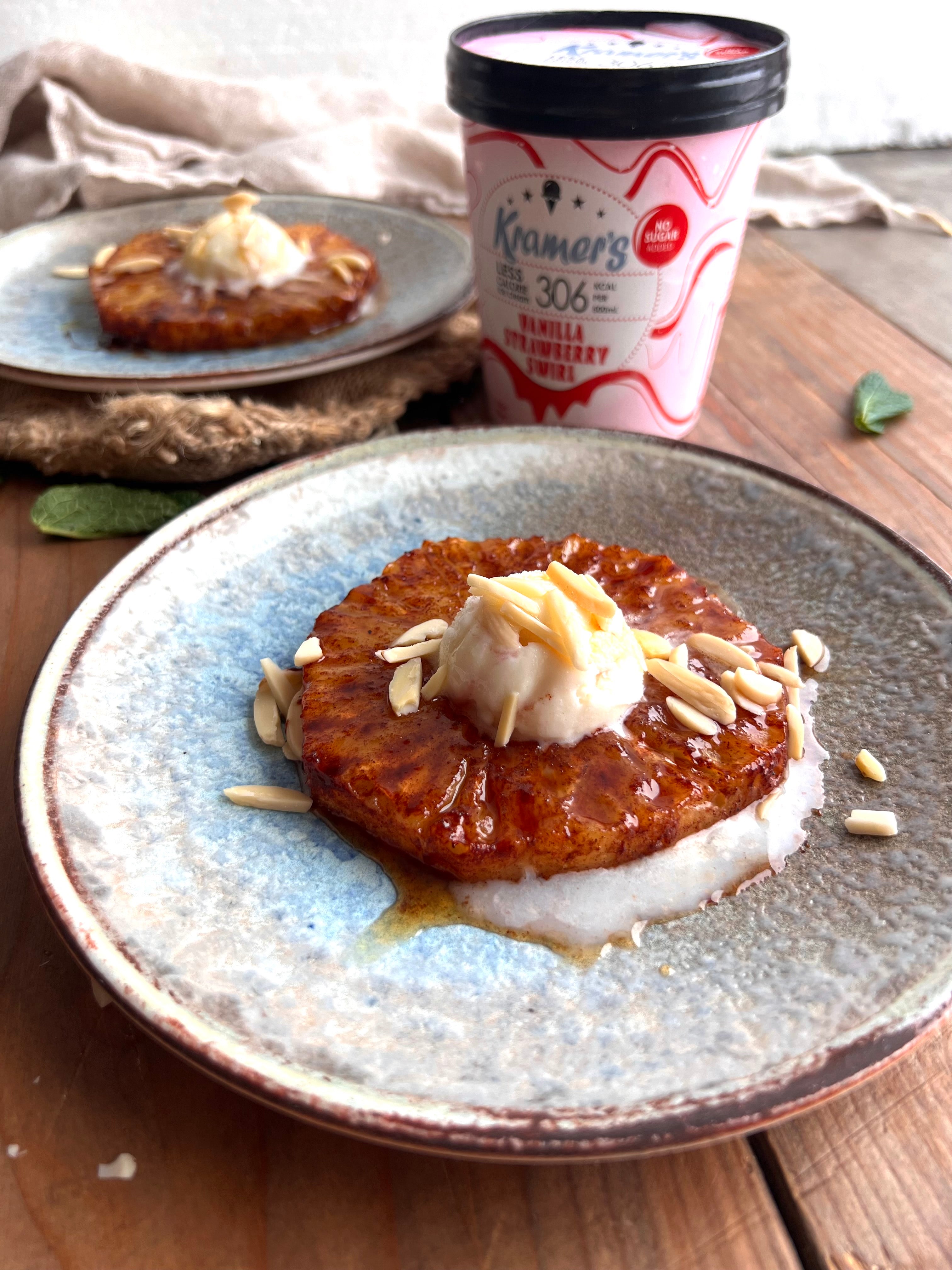 Ananas i kanelsukker med jordbæris