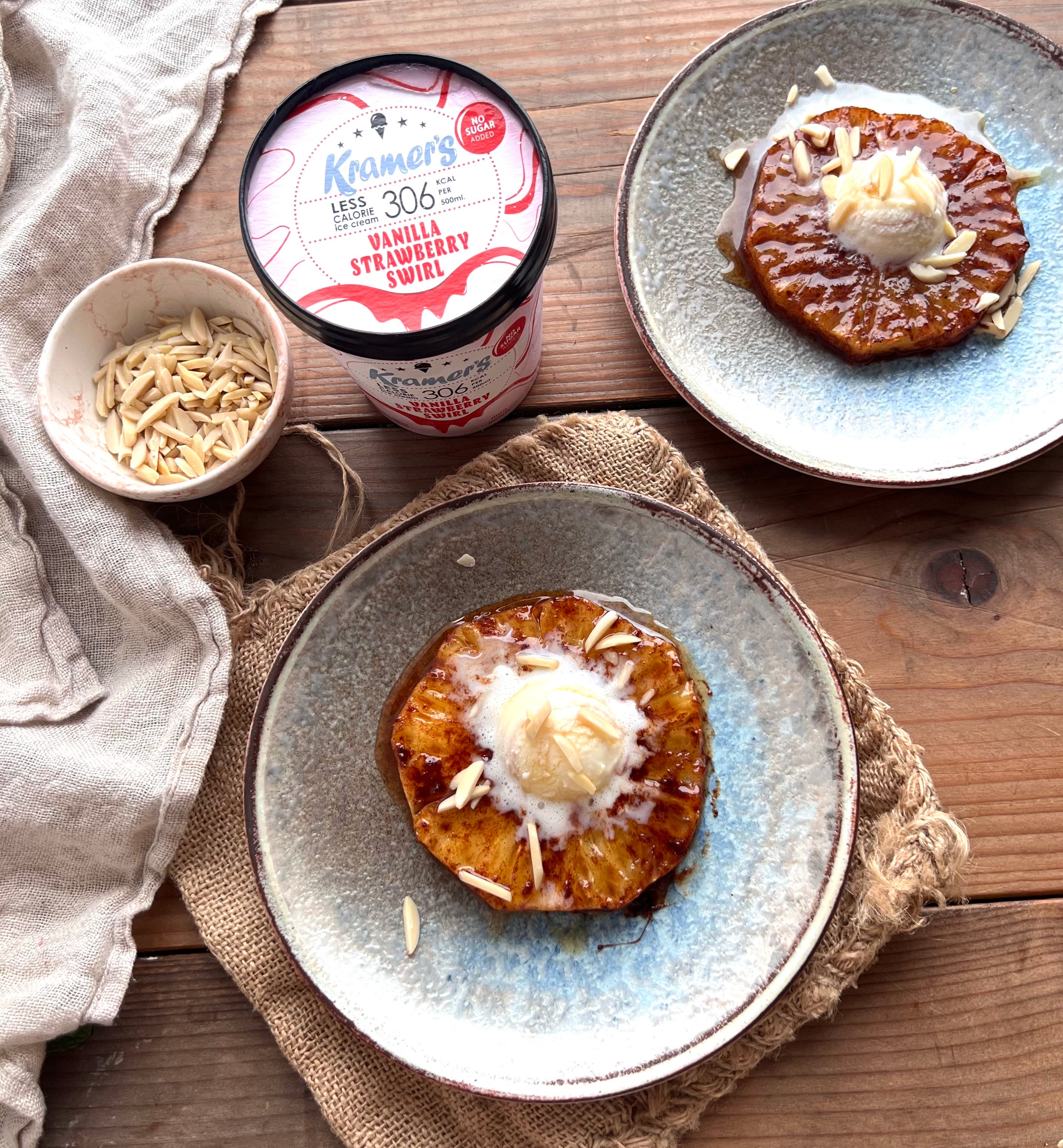 Ananas i kanelsukker med jordbæris