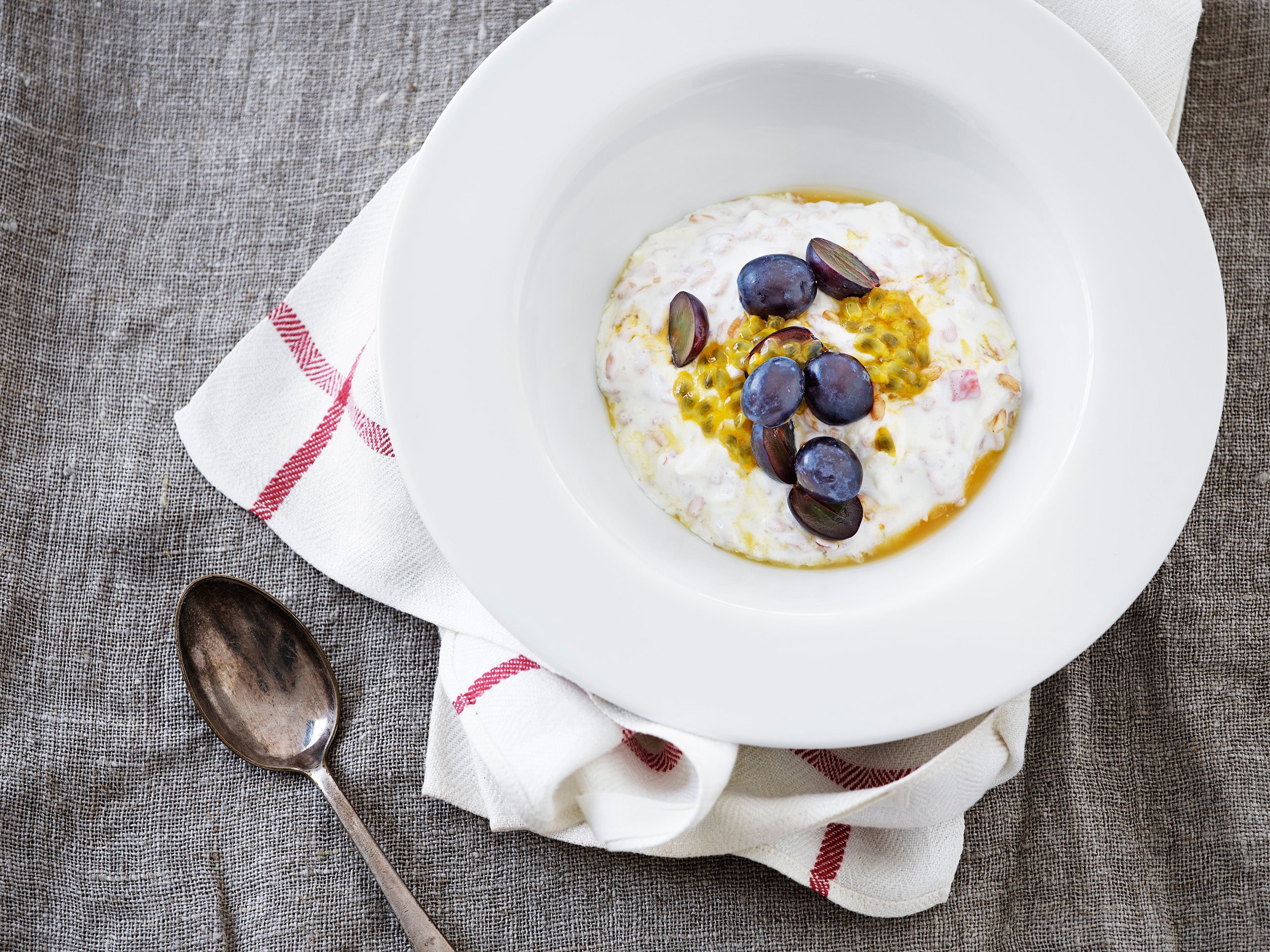 Skyr med spelt og passionsfrugt