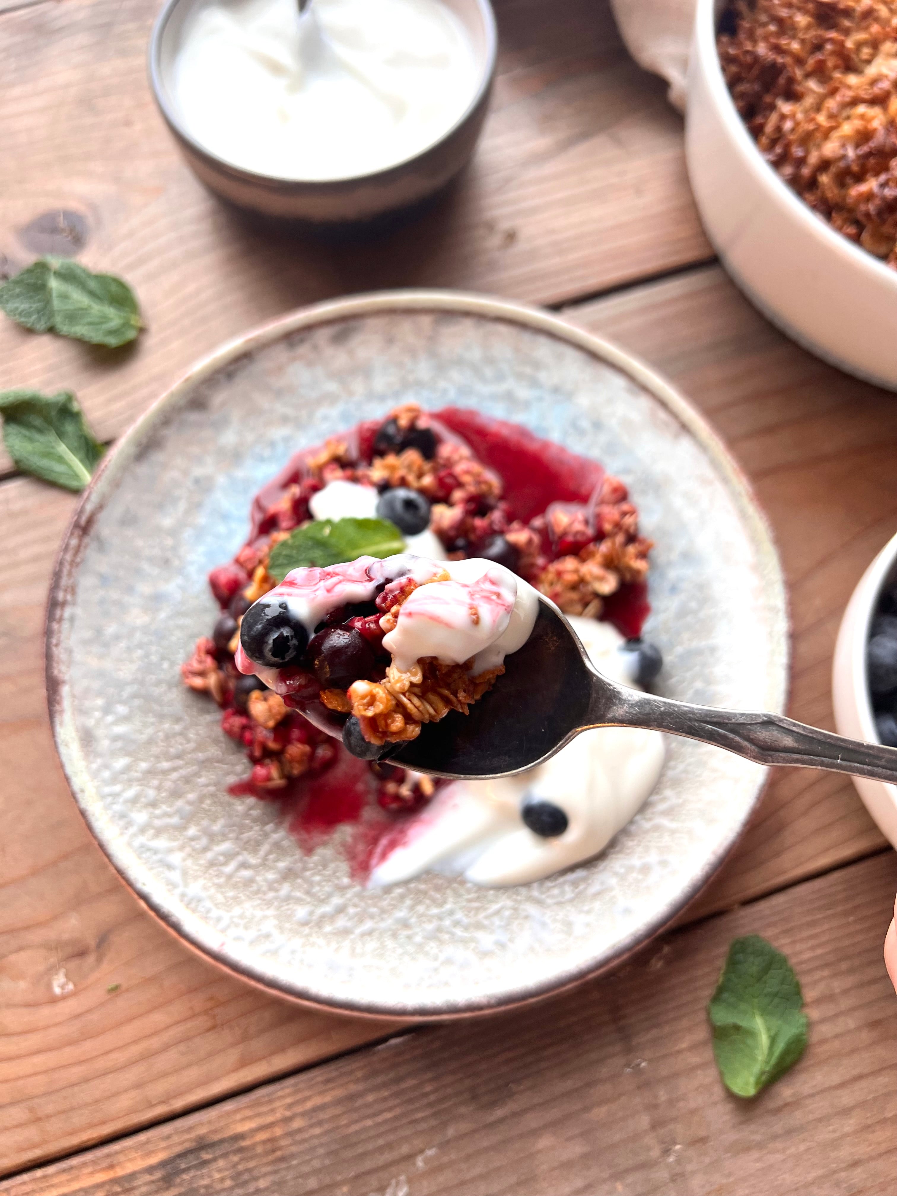 Bærtærte med crumble og skyr