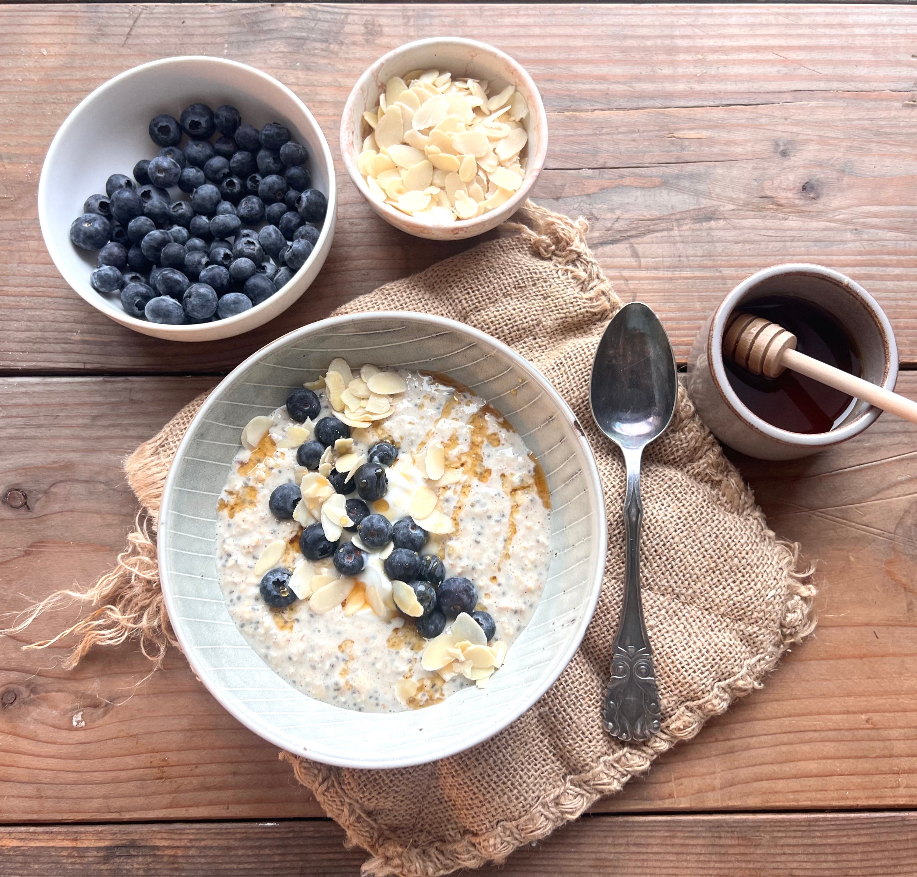 Overnight oats med vanilje proteinpulver og chiafrø